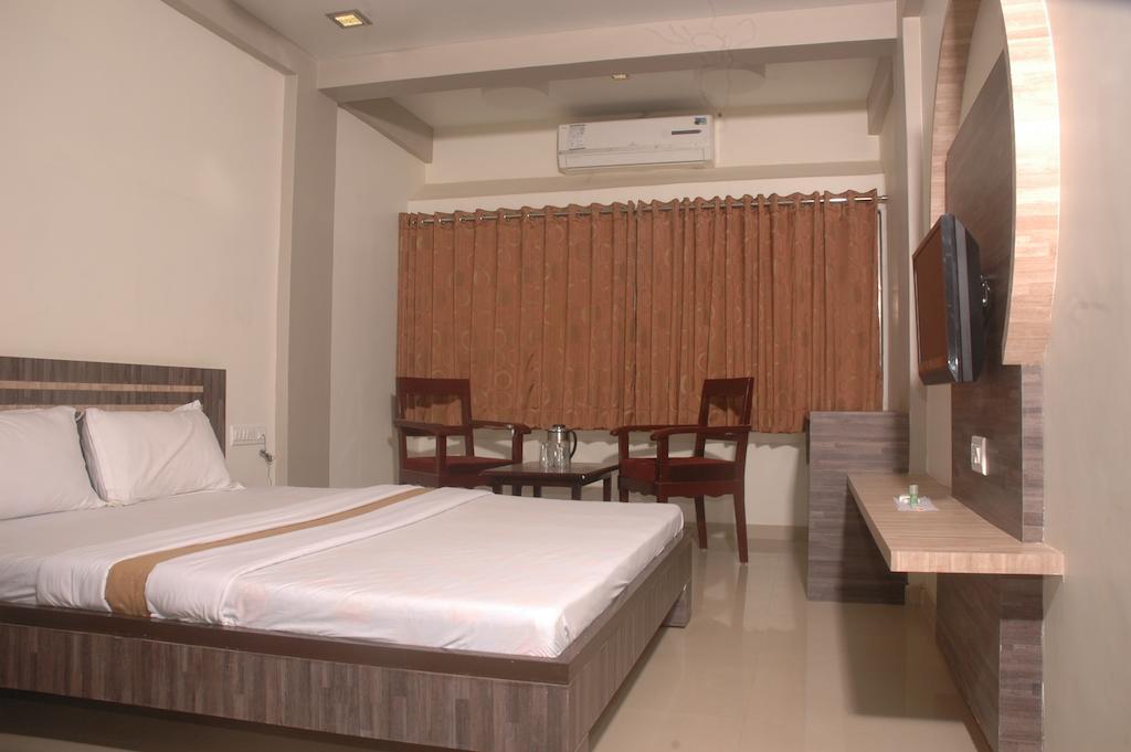 Hotel Sapphire Junagadh Værelse billede