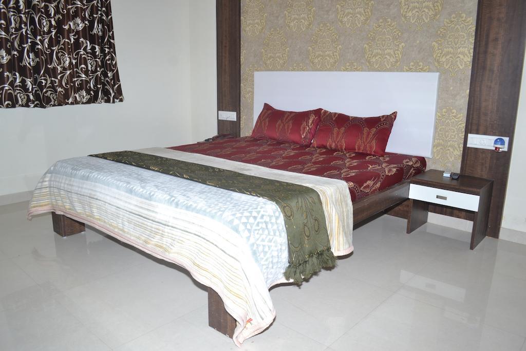 Hotel Sapphire Junagadh Eksteriør billede