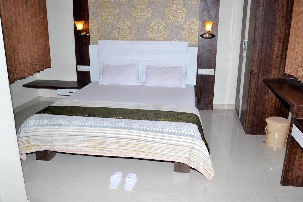 Hotel Sapphire Junagadh Eksteriør billede
