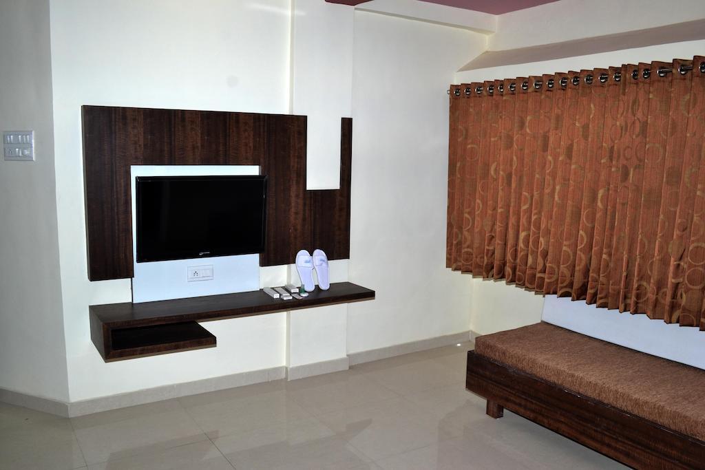 Hotel Sapphire Junagadh Eksteriør billede
