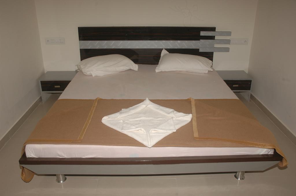 Hotel Sapphire Junagadh Værelse billede
