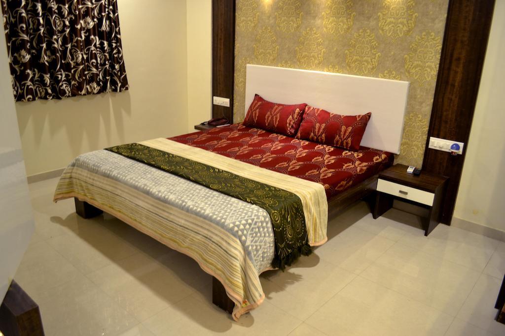 Hotel Sapphire Junagadh Værelse billede