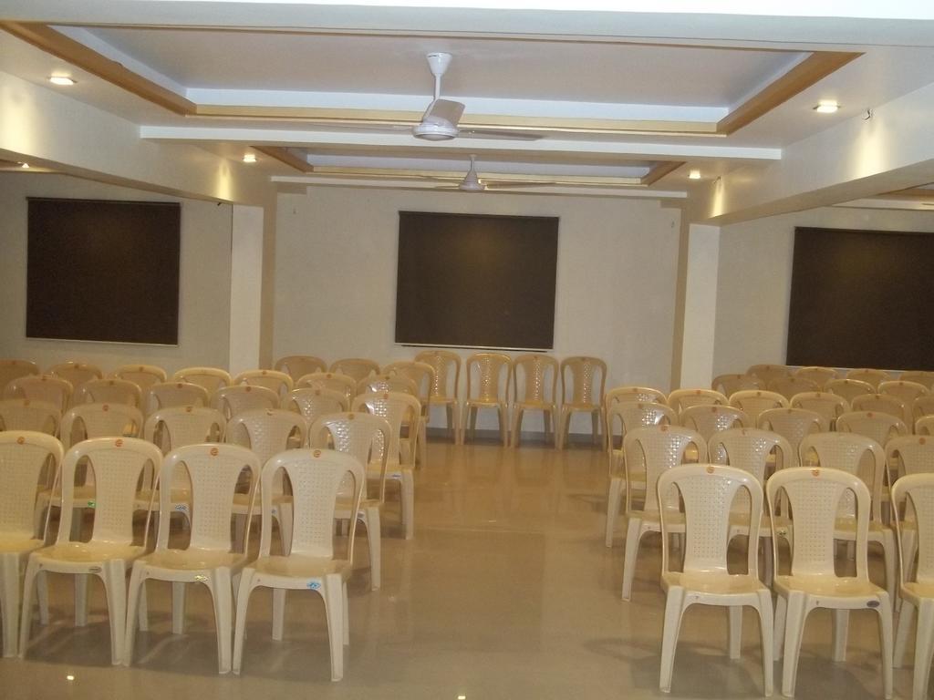 Hotel Sapphire Junagadh Eksteriør billede