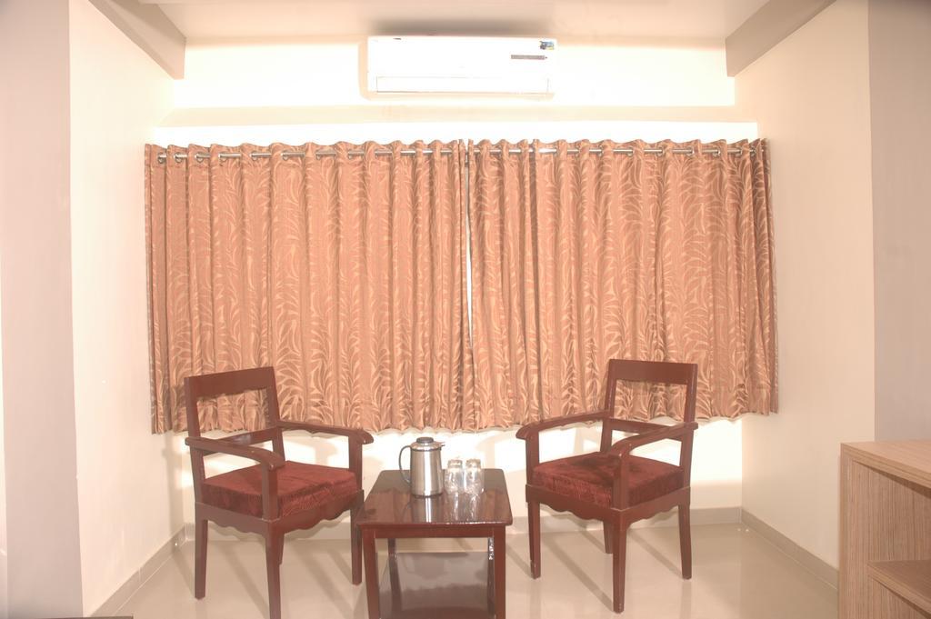 Hotel Sapphire Junagadh Eksteriør billede