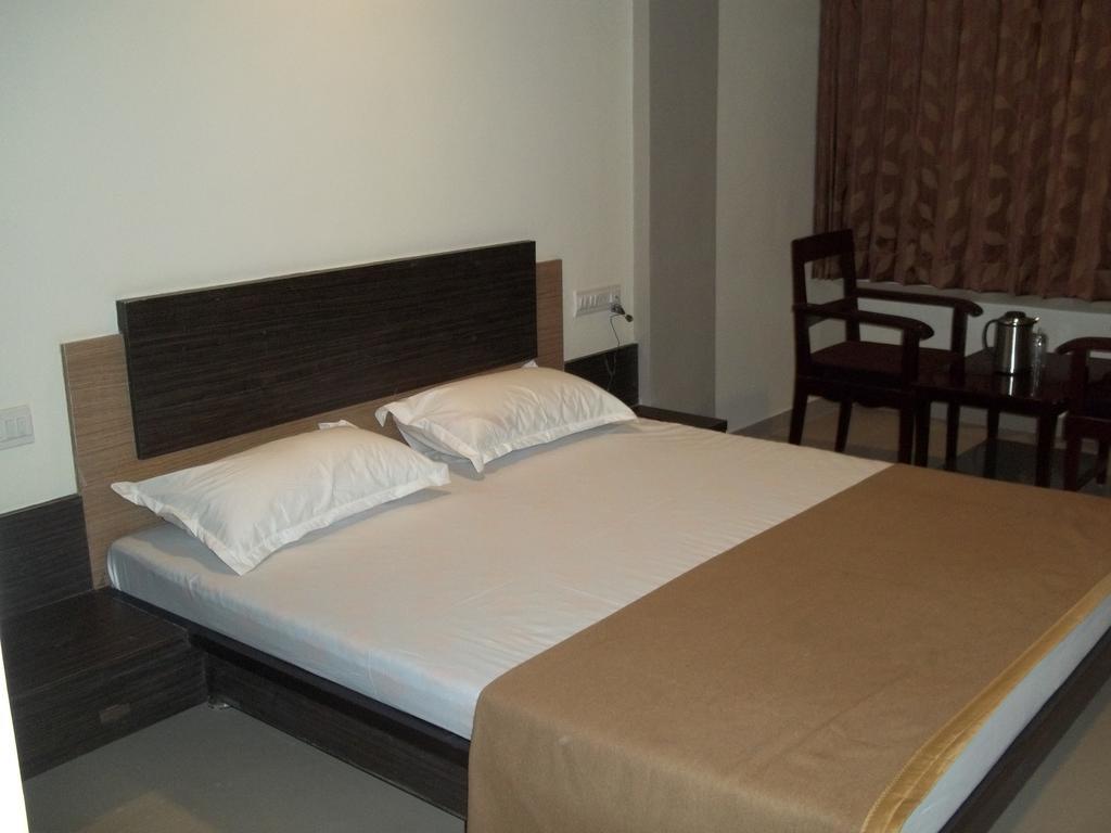 Hotel Sapphire Junagadh Eksteriør billede
