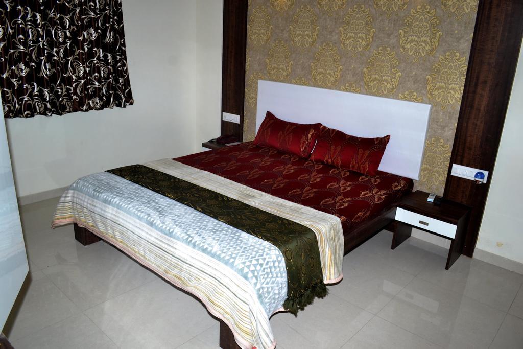 Hotel Sapphire Junagadh Eksteriør billede