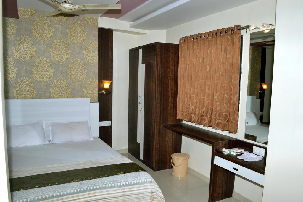 Hotel Sapphire Junagadh Eksteriør billede