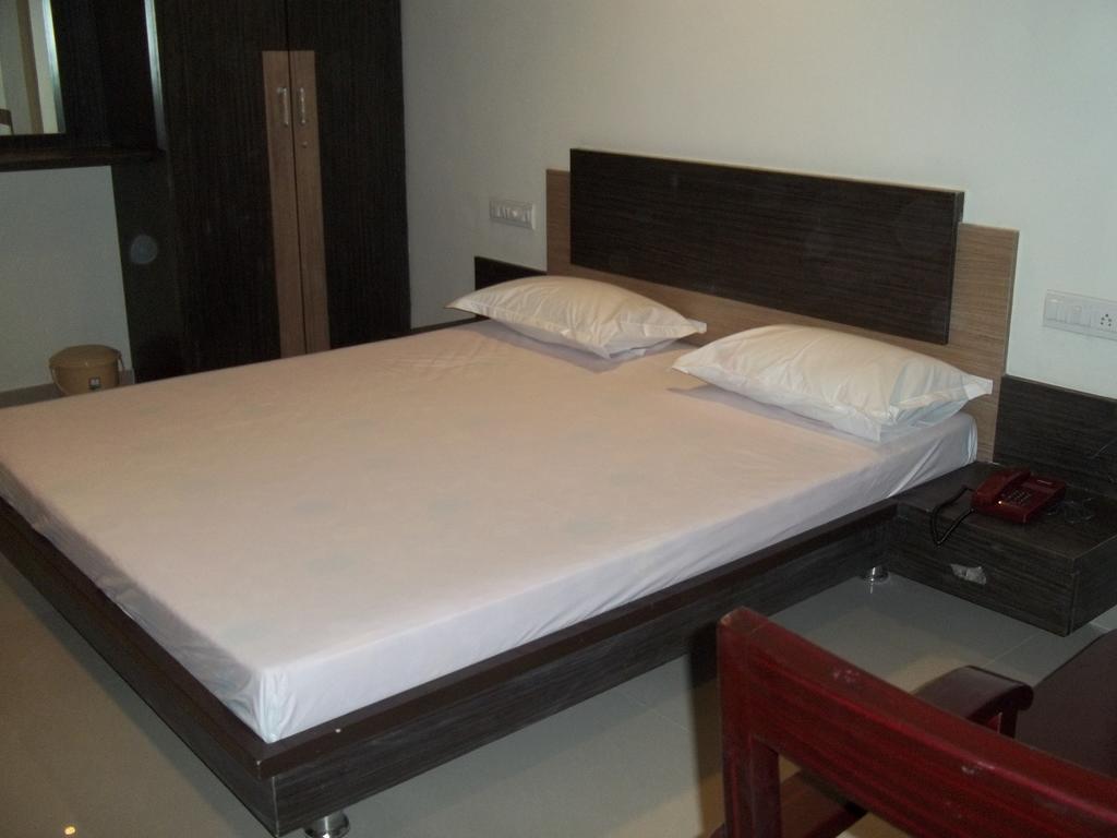 Hotel Sapphire Junagadh Eksteriør billede