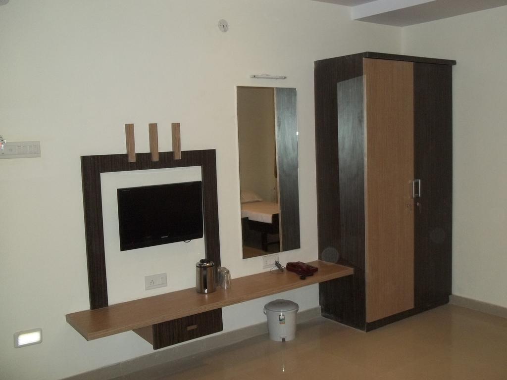 Hotel Sapphire Junagadh Eksteriør billede